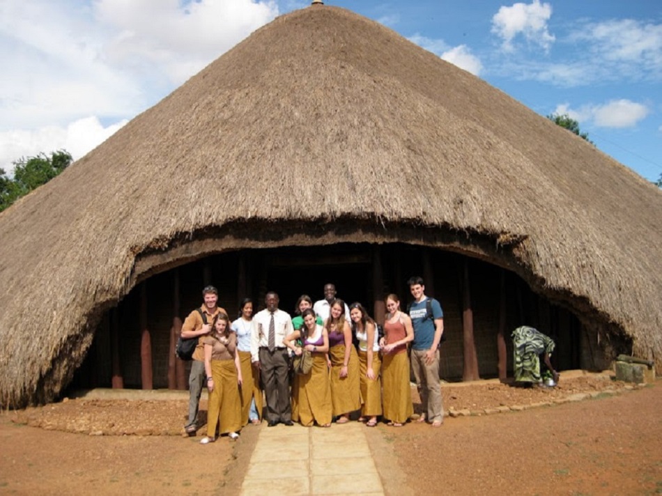 What cultural experiences can I expect on Uganda cultural safari